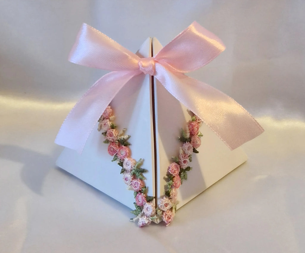 Contenant Pyramide Mariage Broderie Dentelle Fleurie - 10 Dragées Chocolat Incluses - AngelAnge