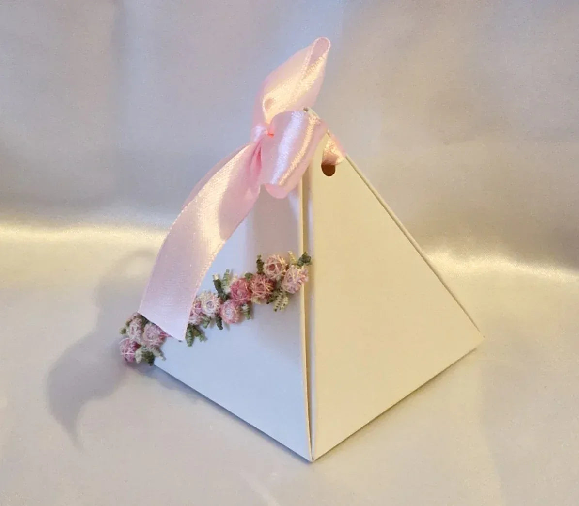 Contenant Pyramide Mariage Broderie Dentelle Fleurie - 10 Dragées Chocolat Incluses - AngelAnge