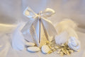 Contenant Pyramide Mariage Dentelle Brodée Écrue - 10 Dragées Chocolat Blanc Incluses - AngelAnge