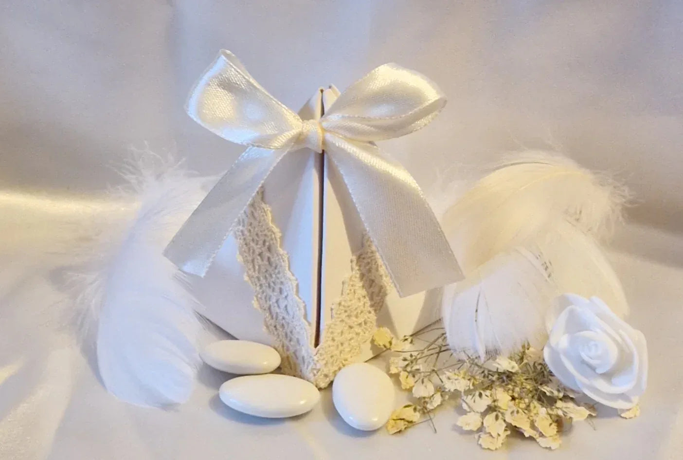 Contenant Pyramide Mariage Dentelle Brodée Écrue - 10 Dragées Chocolat Blanc Incluses - AngelAnge