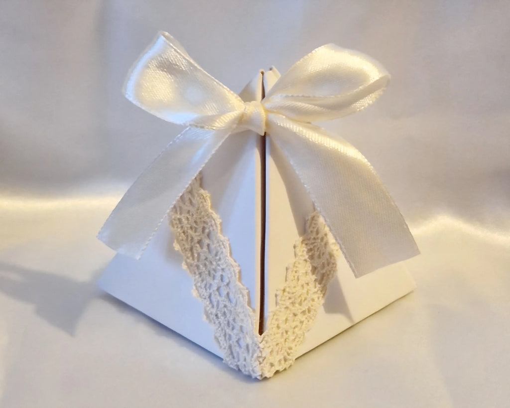Contenant Pyramide Mariage Dentelle Brodée Écrue - 10 Dragées Chocolat Blanc Incluses - AngelAnge