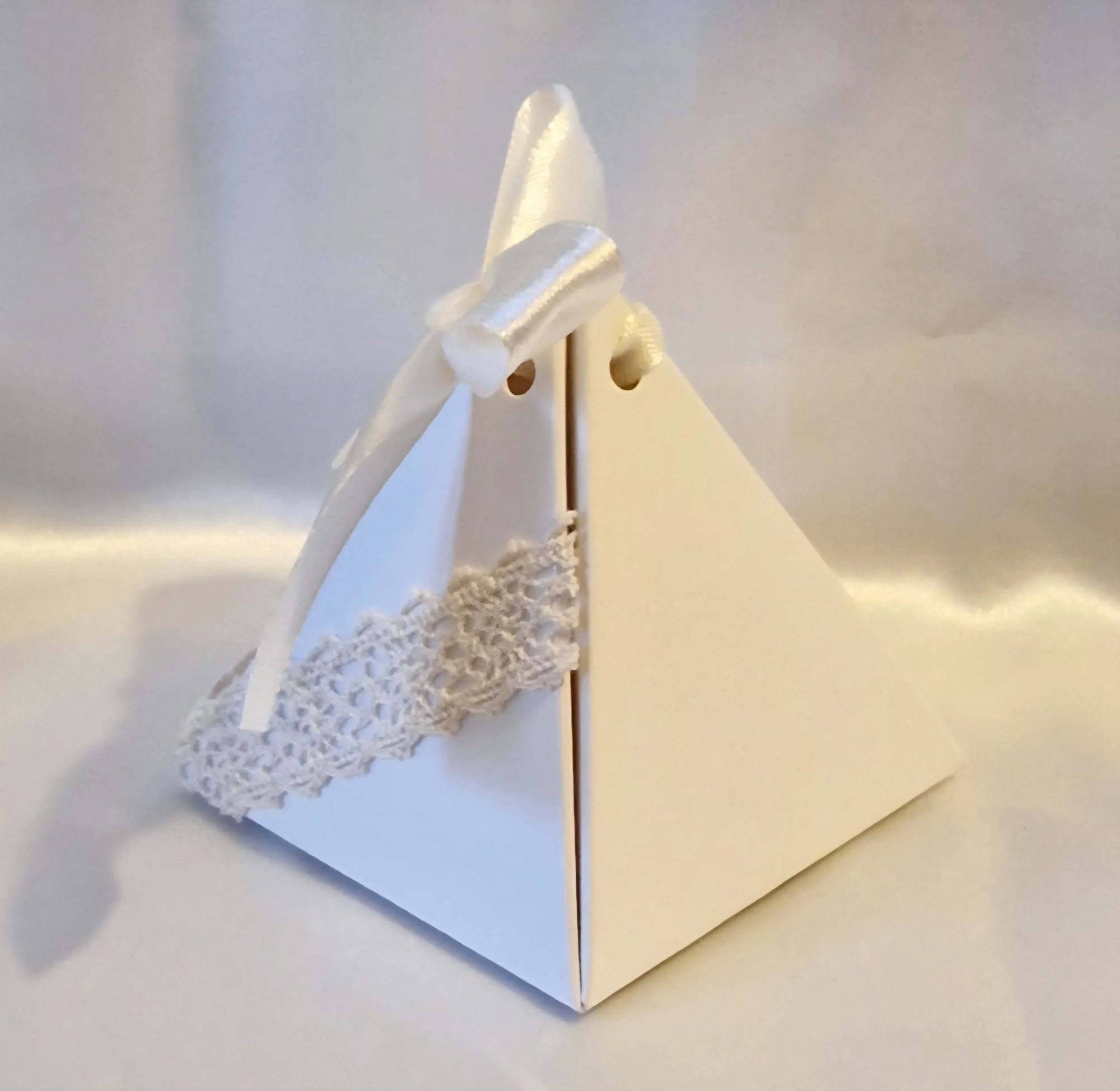 Contenant Pyramide Mariage Dentelle Brodée Écrue - 10 Dragées Chocolat Blanc Incluses - AngelAnge