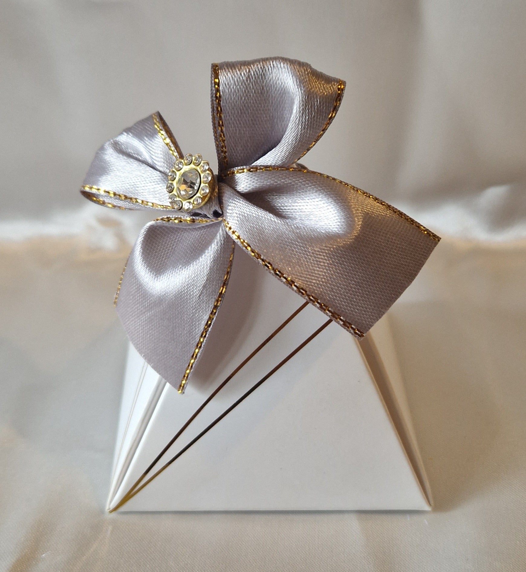 Pyramide Mariage Gris et Doré + 10 Dragées Chocolat - Cadeau Invité Élégant