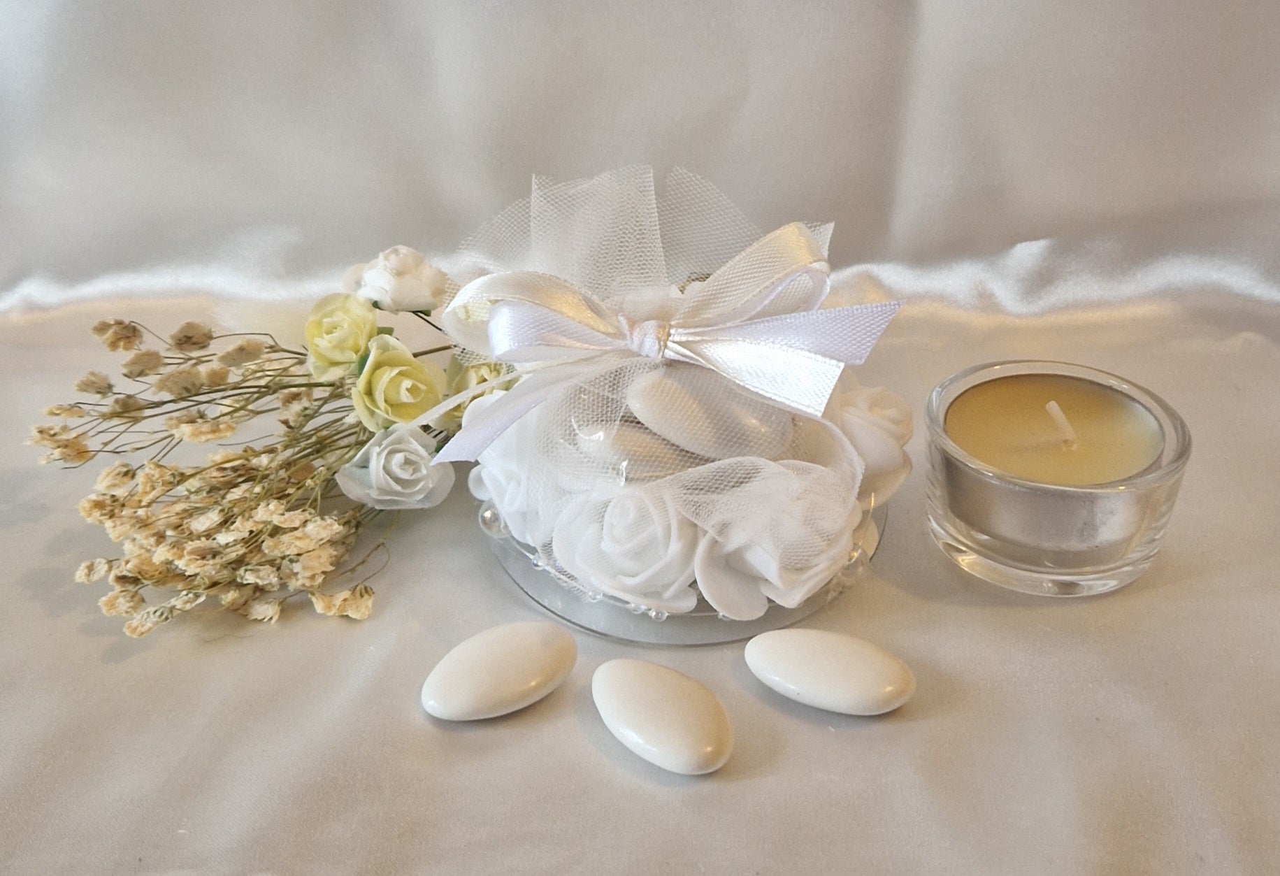 Contenant Floral Blanc + 7 Dragées Chocolat - Cadeau Mariage Pur et Élégant