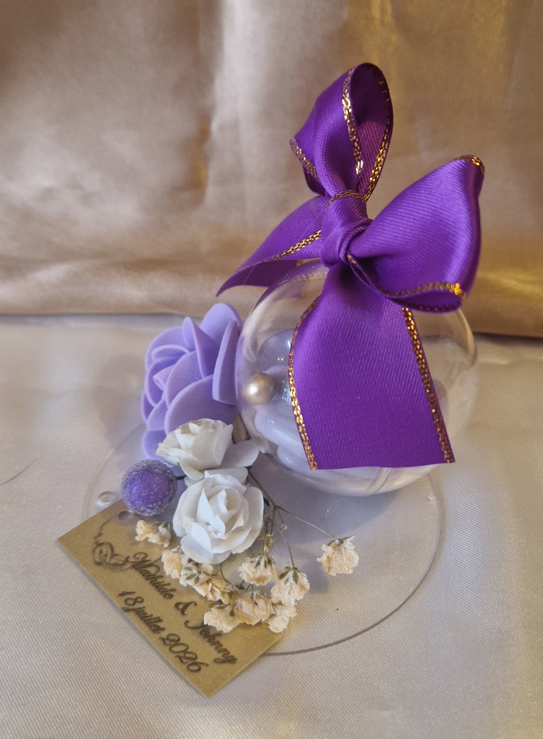 Composition Florale Mariage 💜 Sphère Dragées Parme & Violet sur Socle Plexiglas