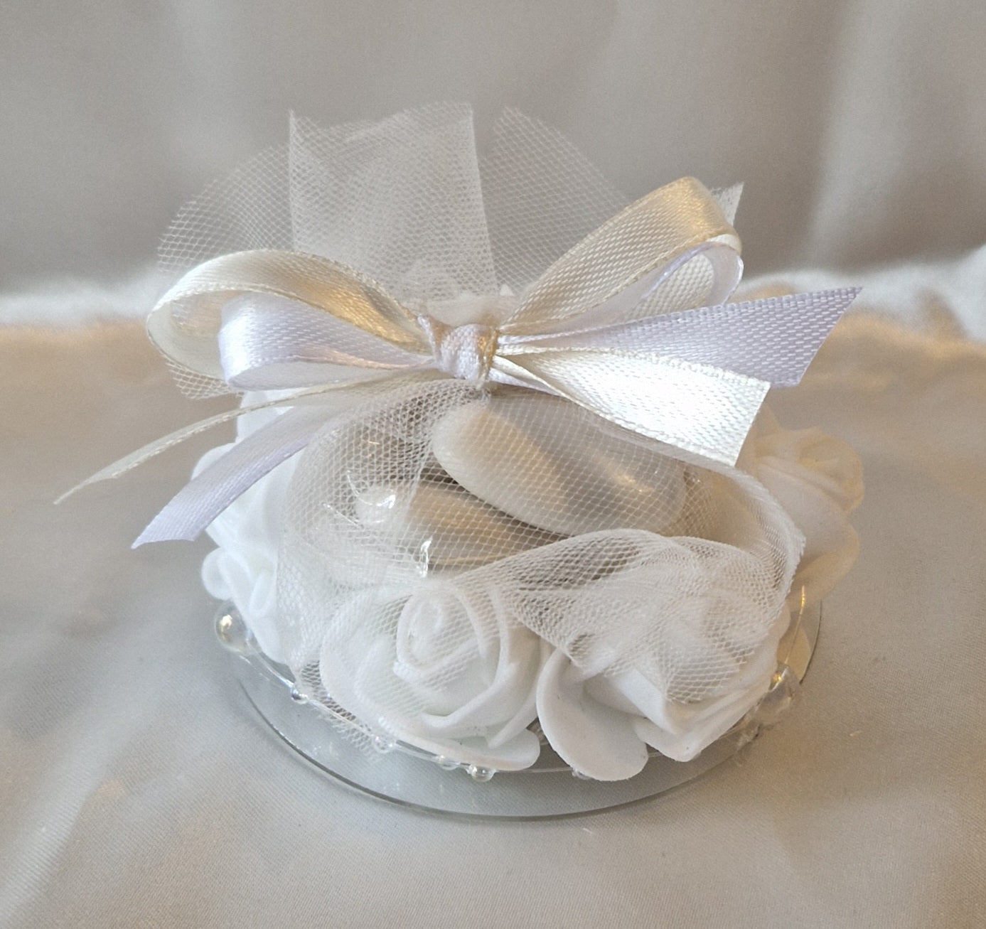 Contenant Floral Blanc + 7 Dragées Chocolat - Cadeau Mariage Pur et Élégant