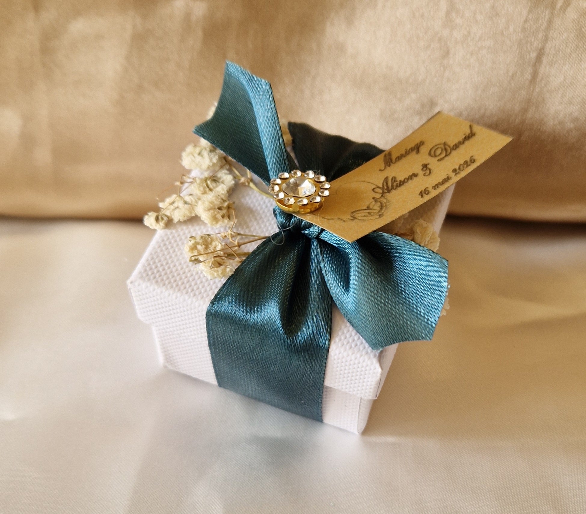 Contenant Mariage Blanc Ruban Vert Foncé & Dragées Reynaud – Personnalisé Prénom