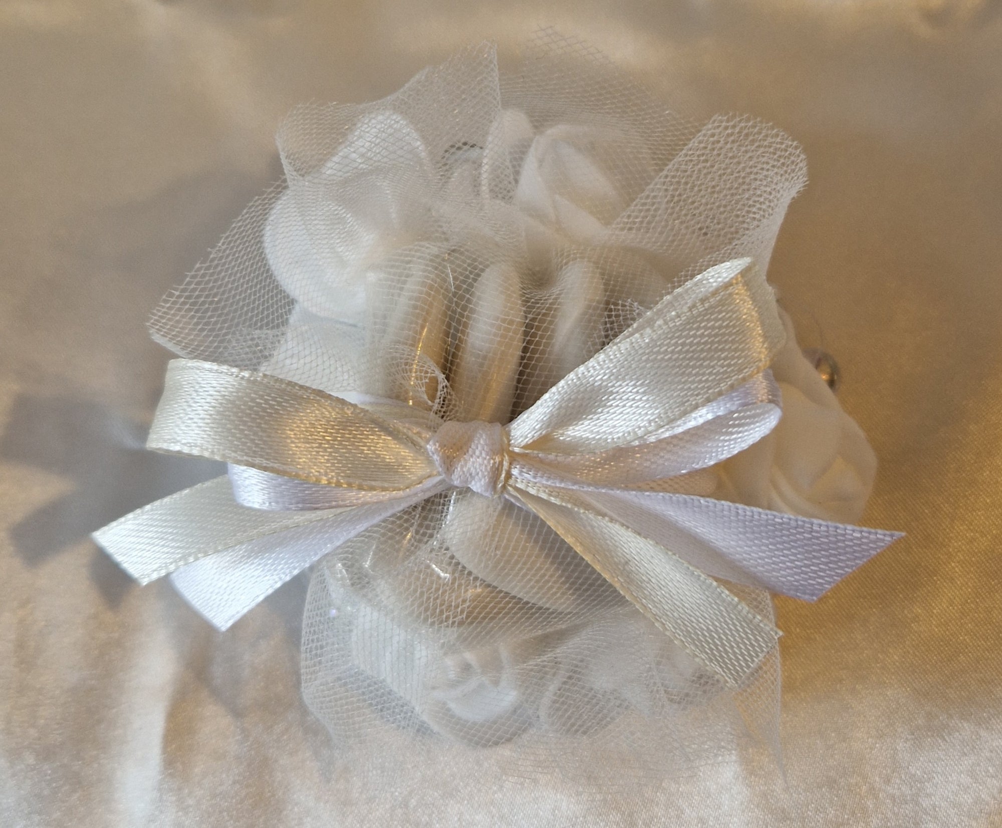 Contenant Floral Blanc + 7 Dragées Chocolat - Cadeau Mariage Pur et Élégant