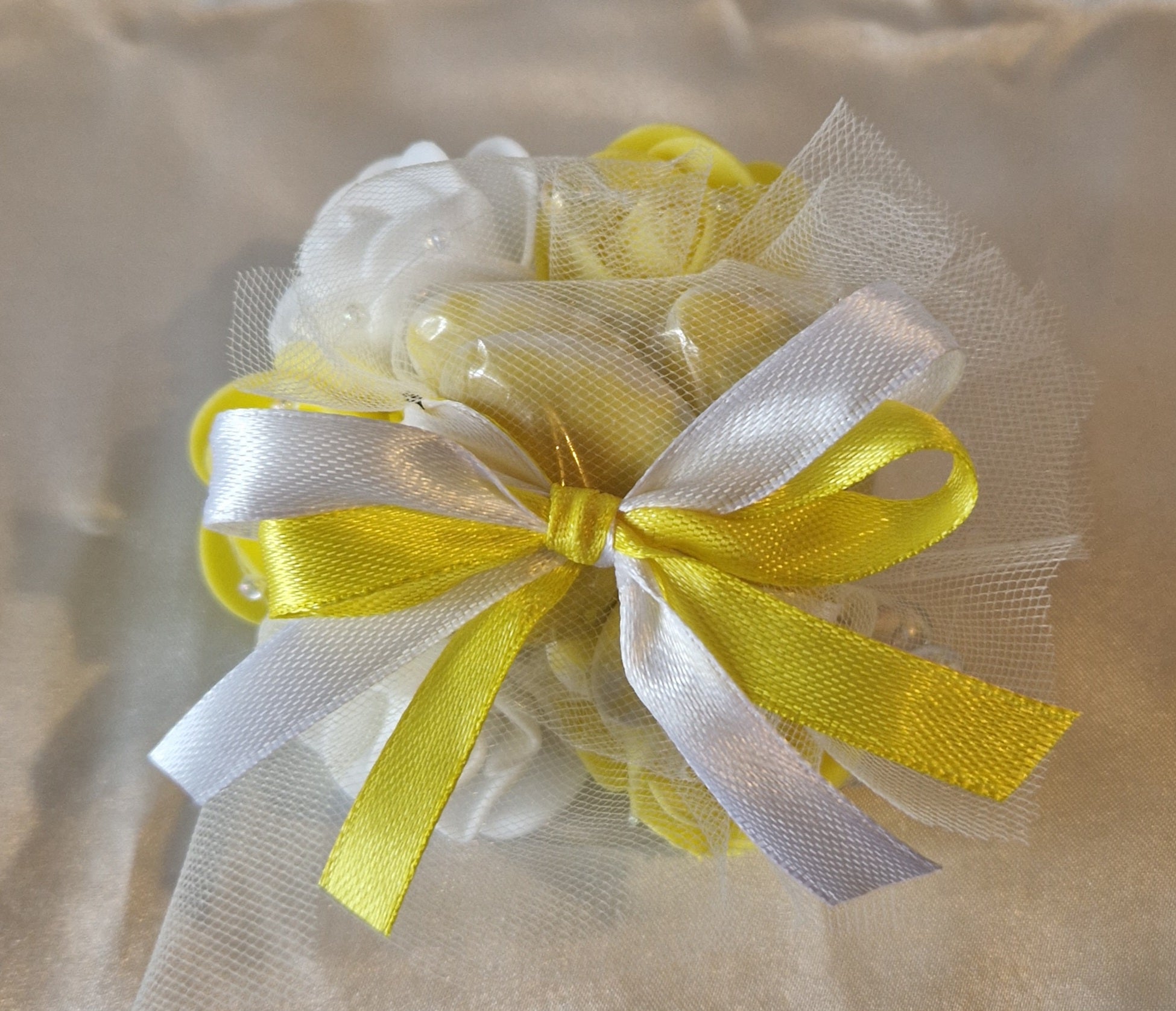 Contenant Floral Jaune et Blanc + 7 Dragées Chocolat - Cadeau Mariage Solaire