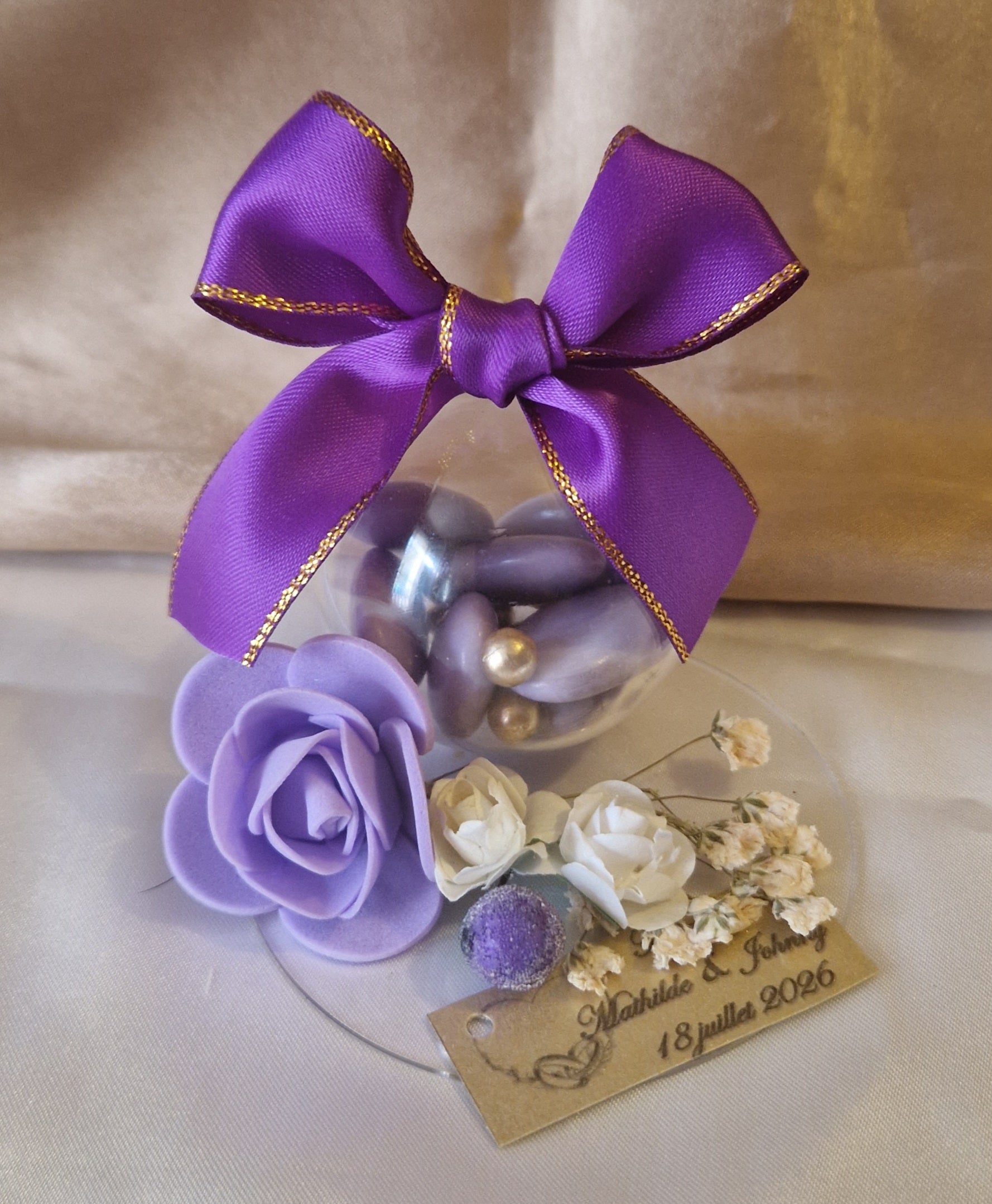 Composition Florale Mariage 💜 Sphère Dragées Parme & Violet sur Socle Plexiglas