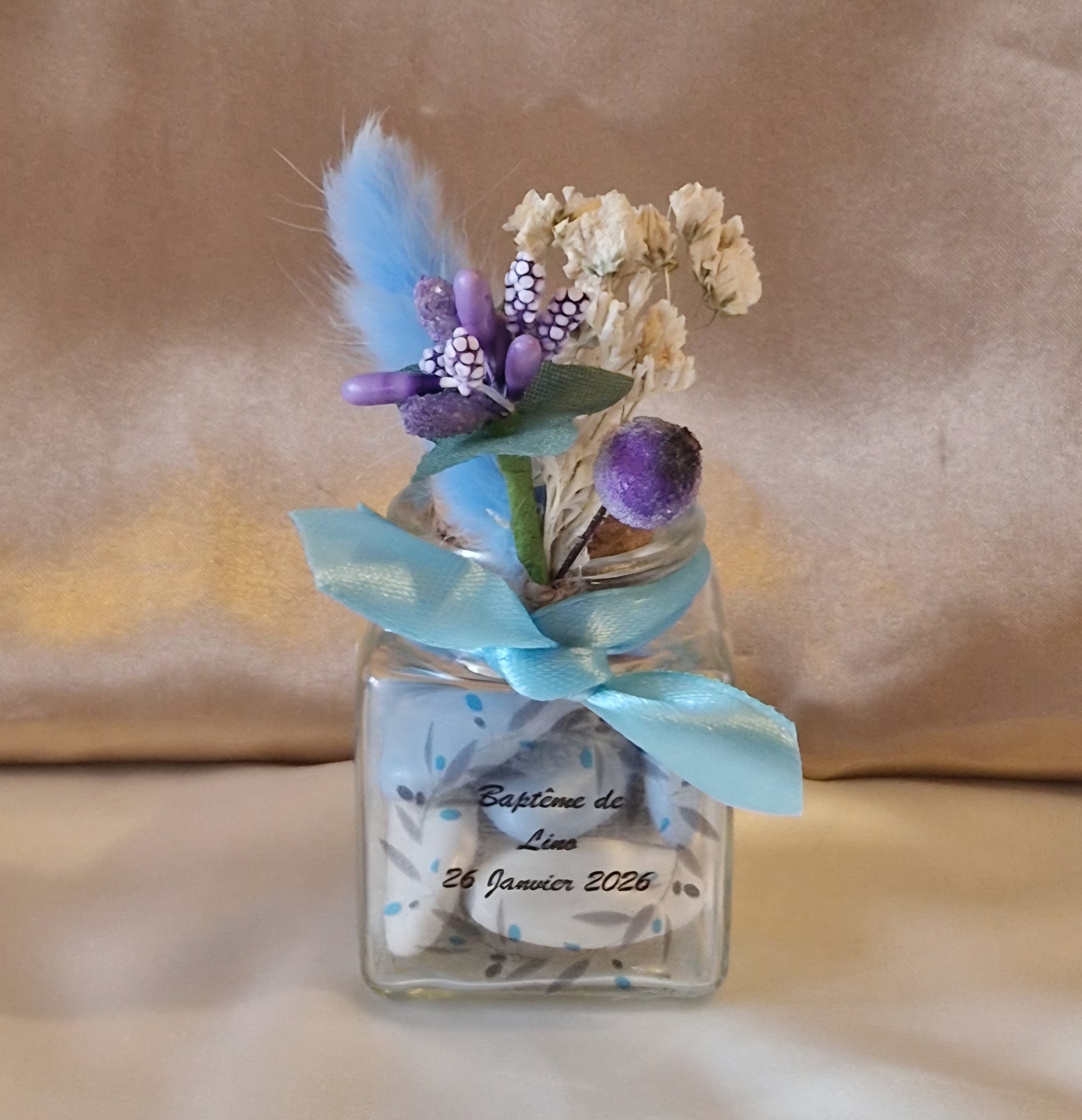 Contenant Floral Baptême Garçon Bleu et Mauve + 7 Dragées - Cadeau Élégant