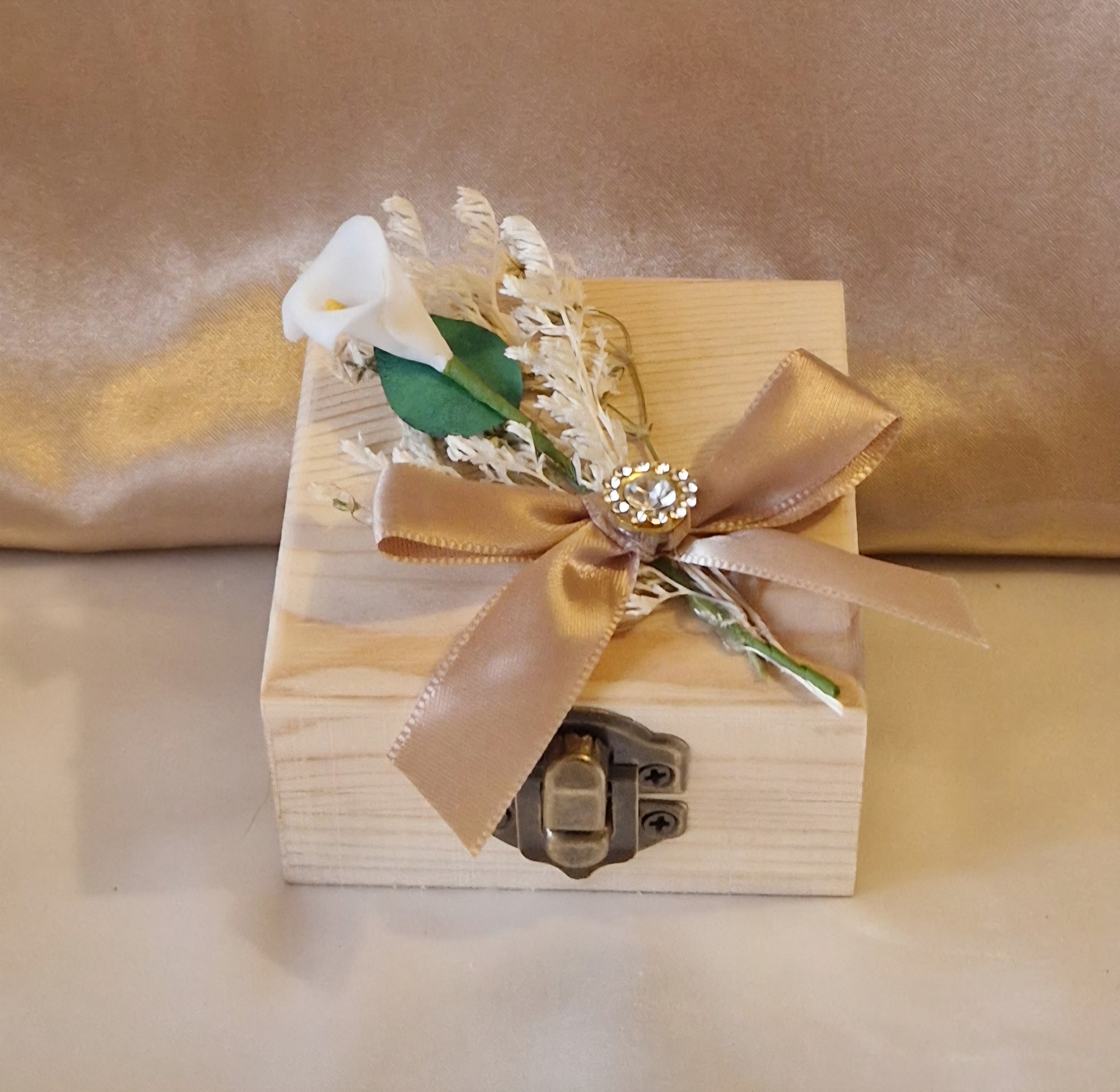 Contenant Bois Communion Fleur Blanche + 7 Dragées - Personnalisable