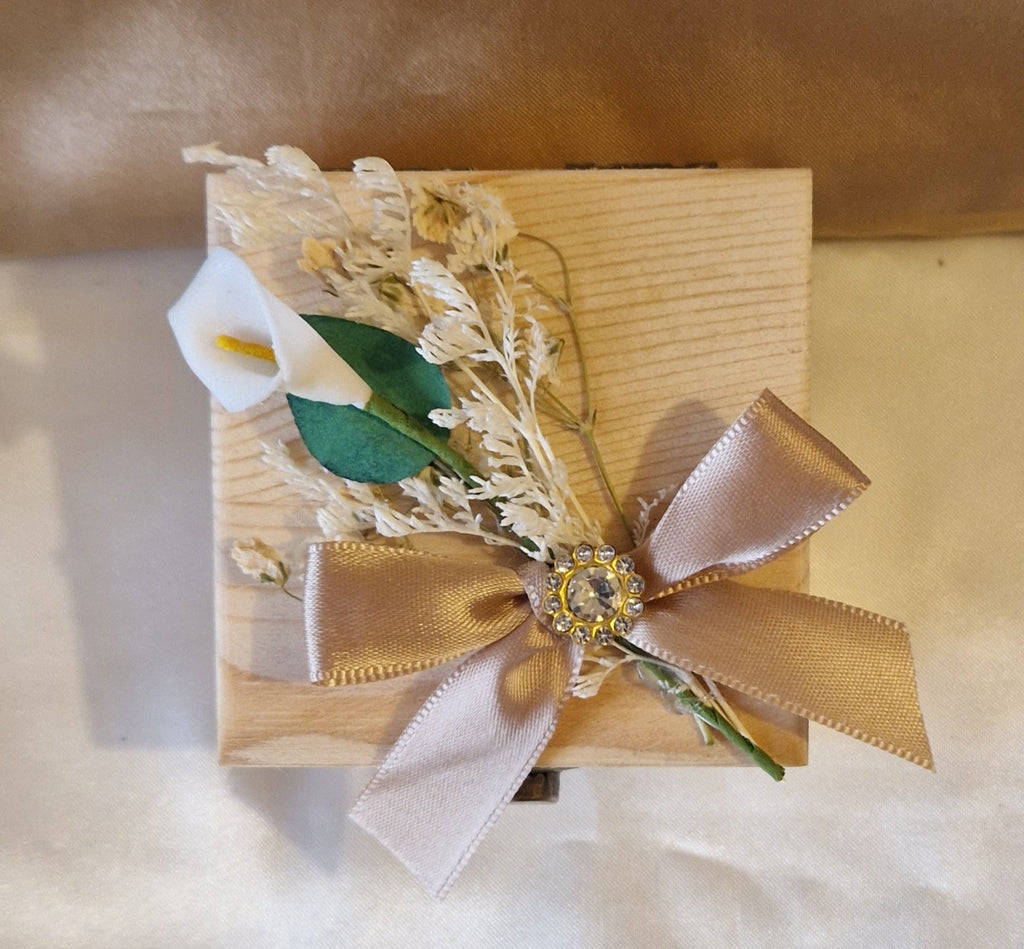 Contenant Bois Communion Fleur Blanche + 7 Dragées - Personnalisable